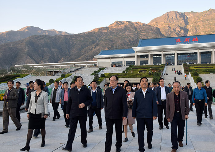 全國(guó)、省市政協(xié)委員體驗(yàn)蘭渝鐵路、視察階州廣場(chǎng)