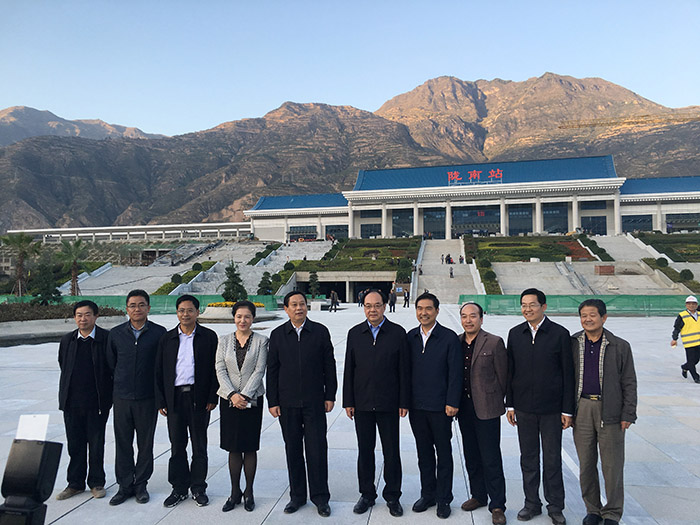 全國(guó)、省市政協(xié)委員體驗(yàn)蘭渝鐵路、視察階州廣場(chǎng)