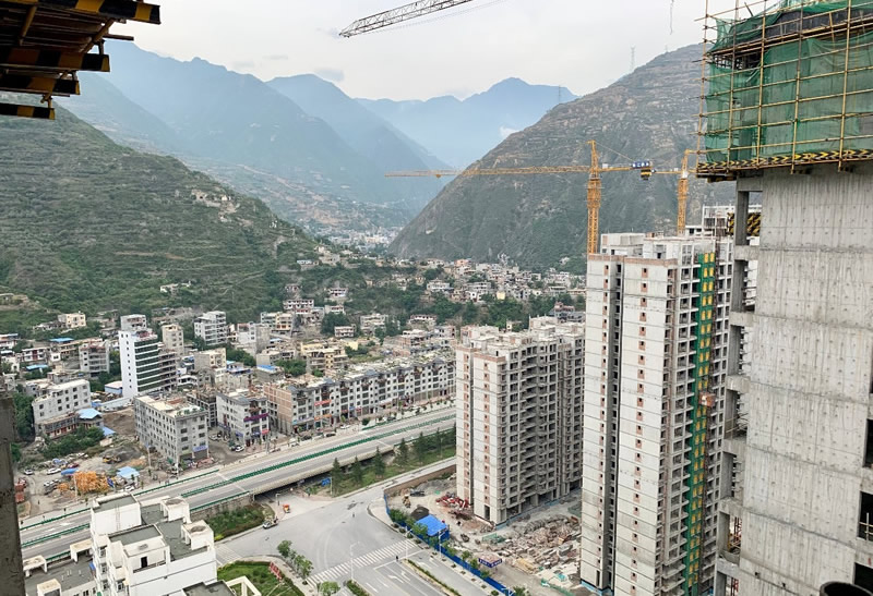 匠心傾注、喜封金頂——龍江?雙子座商住小區(qū)主體順利封頂