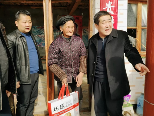 市龍江集團在文縣橋頭鎮(zhèn)安子坡村開展“解難題、辦實事、送溫暖”活動